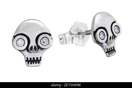 Paire de boucles d'oreilles argentées à motif tête de mort et yeux en cristal conçus par Wendy Brandes photographiée sur fond blanc Banque D'Images