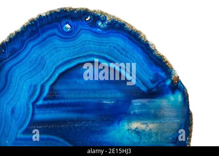 Montagnes russes Azure Blue Agate conçues par Anna Rabinowicz de RabLabs photographié sur fond blanc Banque D'Images