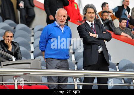 François Berleand et Sébastien Bazin, propriétaire du PSG, lors du match de football de la première Ligue française, Paris-St-Germain contre Lorient à Paris, France, le 2ndh, 2011 avril. PSG et Lorient dessinent 0-0. Photo de Thierry Plessis/ABACAPRESS.COM Banque D'Images