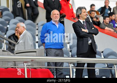 François Berleand et Sébastien Bazin, propriétaire du PSG, lors du match de football de la première Ligue française, Paris-St-Germain contre Lorient à Paris, France, le 2ndh, 2011 avril. PSG et Lorient dessinent 0-0. Photo de Thierry Plessis/ABACAPRESS.COM Banque D'Images