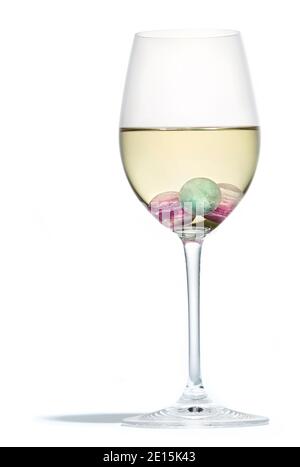 Sphères de vin conçues par Anna Rabinowicz pour RabLabs et Kim Crawford vins photographiés sur fond blanc Banque D'Images