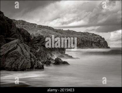 Île de Lewis et Harris, Écosse : vagues sur les rives de la plage de Dail Mor (Dalmore) sur le côté nord de l'île Lewis Banque D'Images