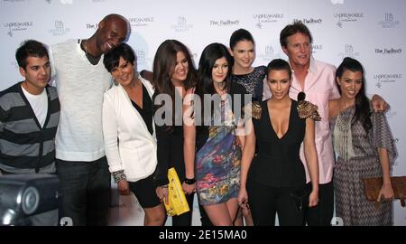 (G-D) Rob Kardashian, Lamar Odom, Kris Jenner, Khloe Kardashian, Kendall Jenner, Kylie Jenner, Kim Kardashian, Bruce Jenner et Kourtney Kardashian lors des débuts de fragrance « incassable by Khloe and Lamar » à l'hôtel Redbury à Hollywood, Los Angeles, le 4 avril 2011, Californie, États-Unis. Photo de Baxter/ABACAPRESS.COM Banque D'Images