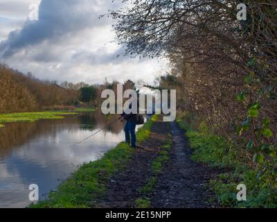 Canal de Grand Union, Harefield, Angleterre. Canal Walk, chemin de halage et écluses. Ponts, pêche dans le canal. Marche en hiver Banque D'Images