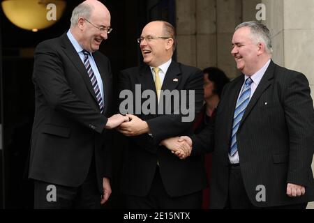 Son Altesse Sérénissime, le Prince Albert II de Monaco, et le ministre de l'Environnement Phil Hogan posent à Custom House dans le cadre d'une visite d'État le 5 avril 2011 à Dublin, Irlande photo de Nicolas Gouhier/ABACAPRESS.COM Banque D'Images