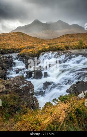 Île de Skye, Écosse : eaux bouillonnantes de la rivière Sligachan, montagnes Black Cuillin en arrière-plan Banque D'Images