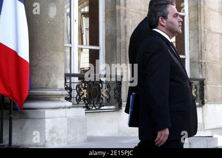 Le ministre français du travail, de l'emploi et de la santé Xavier Bertran quitte la réunion hebdomadaire du cabinet à l'Elysée, à Paris, en France, le 6 avril 2011. Photo de Stephane Lemouton/ABACAPRESS.COM Banque D'Images