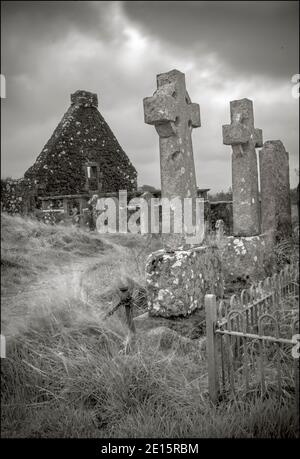 Île de Skye, Dunvegan, Écosse : pierres des cadavres celtiques dans la cour de l'église de la vieille Sainte-Marie sous un ciel orageux Banque D'Images