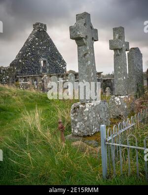 Île de Skye, Dunvegan, Écosse : pierres des cadavres celtiques dans la cour de l'église de la vieille Sainte-Marie sous un ciel orageux Banque D'Images