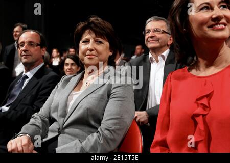 Député socialiste français de Correze François Hollande, première secrétaire du Parti socialiste français Martine Aubry et présidente socialiste française du Conseil régional Poitou-Charente, Segolene Royal assistent au conseil national du Parti socialiste pour adopter le projet électoral 2012, à la Villette, Paris, France, le 09 avril 2011. Photo de Stephane Lemouton/ABACAPRESS.COM Banque D'Images