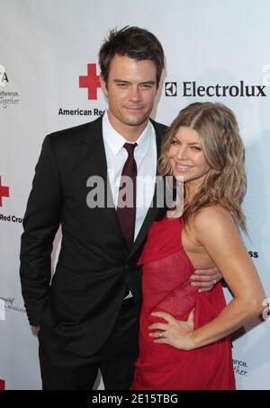 Josh Duhamel et Fergie arrivent à l'American Red Cross Santa Monica 2011 Red Tie Affair au Fairmont Miramar Hotel and Bungalows à Santa Monica, CA, États-Unis, le 09 avril 2011. Photo d'Adam Orchon/ABACAPRESS.COM Banque D'Images