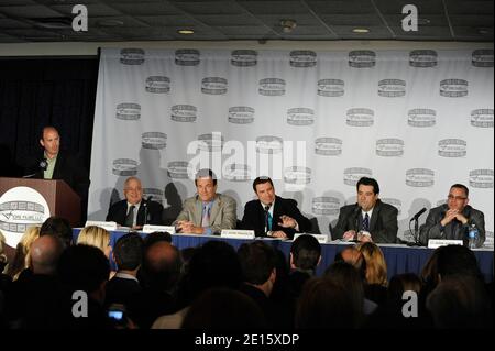 De gauche à droite : Charles Carnesi, Nick Cassavetes, John Travolta, Marc Fiore et John Gotti Jr lors de la conférence de presse pour annoncer Fiore films de 'Gotti: Three Generations', sur la base de la vie de John Gotti, qui s'est tenue au Sheridan New York Hotel and Towers de New York le 12 avril 2011. Photo par Graylock/ABACAPRESS.COM Banque D'Images