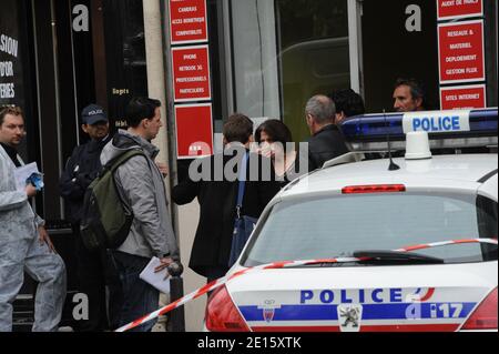 Les unités de police françaises enquêtent après qu'un bijoutier ait été tué lors d'un vol à la bijouterie de Doryan, boulevard des Batignolles, à Paris, en France, le 13 avril 2011. Photo de Mousse/ABACAPRESS.COM Banque D'Images