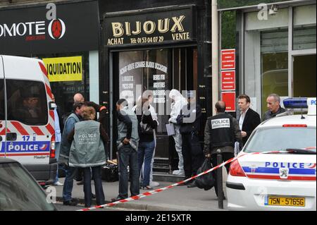 Les unités de police françaises enquêtent après qu'un bijoutier ait été tué lors d'un vol à la bijouterie de Doryan, boulevard des Batignolles, à Paris, en France, le 13 avril 2011. Photo de Mousse/ABACAPRESS.COM Banque D'Images
