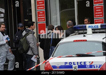 Les unités de police françaises enquêtent après qu'un bijoutier ait été tué lors d'un vol à la bijouterie de Doryan, boulevard des Batignolles, à Paris, en France, le 13 avril 2011. Photo de Mousse/ABACAPRESS.COM Banque D'Images
