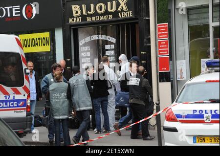 Les unités de police françaises enquêtent après qu'un bijoutier ait été tué lors d'un vol à la bijouterie de Doryan, boulevard des Batignolles, à Paris, en France, le 13 avril 2011. Photo de Mousse/ABACAPRESS.COM Banque D'Images