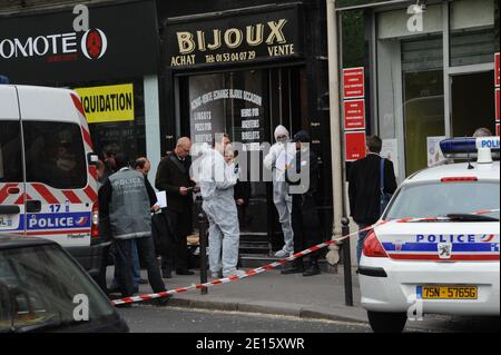 Les unités de police françaises enquêtent après qu'un bijoutier ait été tué lors d'un vol à la bijouterie de Doryan, boulevard des Batignolles, à Paris, en France, le 13 avril 2011. Photo de Mousse/ABACAPRESS.COM Banque D'Images