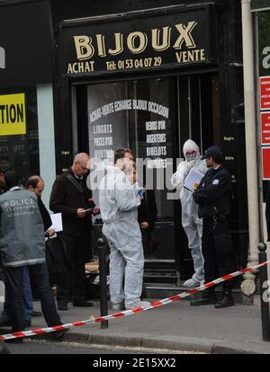Les unités de police françaises enquêtent après qu'un bijoutier ait été tué lors d'un vol à la bijouterie de Doryan, boulevard des Batignolles, à Paris, en France, le 13 avril 2011. Photo de Mousse/ABACAPRESS.COM Banque D'Images