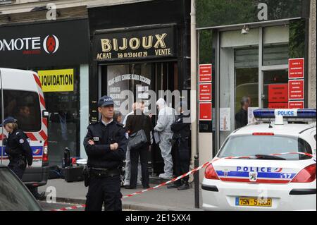 Les unités de police françaises enquêtent après qu'un bijoutier ait été tué lors d'un vol à la bijouterie de Doryan, boulevard des Batignolles, à Paris, en France, le 13 avril 2011. Photo de Mousse/ABACAPRESS.COM Banque D'Images