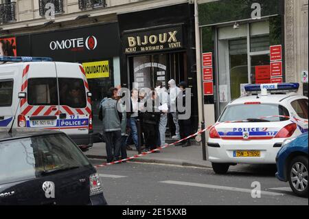 Les unités de police françaises enquêtent après qu'un bijoutier ait été tué lors d'un vol à la bijouterie de Doryan, boulevard des Batignolles, à Paris, en France, le 13 avril 2011. Photo de Mousse/ABACAPRESS.COM Banque D'Images