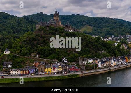 Panorama de Cochem avec le Reichsburg Cochem, Allemagne. Photographie de drone. Banque D'Images