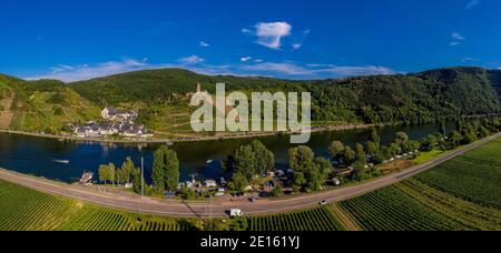 Vue panoramique de l'autre côté, rive gauche de la Moselle sur Beilstein avec château Metternich, Allemagne. Photographie de drone. Banque D'Images