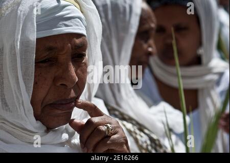 Les religieuses éthiopiennes participent à la procession du dimanche des palmes marquant le début de la semaine de Pâques, à Jérusalem, en Israël, le 17 avril 2011. Photo d'Arnaud Finistre/ABACAPRESS.COM Banque D'Images