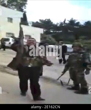 Une vidéo amateur sans date montre les partisans du président syrien Bachar El Assad, lourdement armé, qui défilent quelque part en Syrie en avril 2011. Photo par ABACAPRESS.COM Banque D'Images