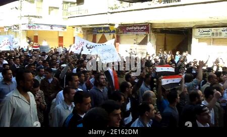 La vidéo amateur non datée montre des manifestations pour plus de liberté et contre le régime syrien à Baniyas, Syrie, le 14 avril 2011. Photo par ABACAPRESS.COM Banque D'Images