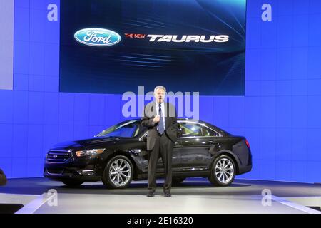 Derrick Kuzak, vice-président de groupe, développement mondial des produits, présente le Ford Taurus 2013 au New York International Auto Show à New York City, NY, le 2011 avril. Photo par Charles Guerin/ABACAPRESS.COM Banque D'Images