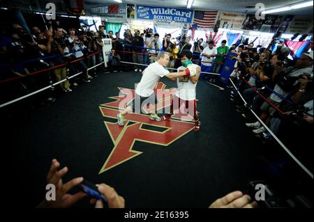 Manny Pacquiao s'entraîne avec son entraîneur Freddie Roach le 20 avril 2011 à Hollywood, Californie, lors d'un entraînement médiatique en préparation à son combat contre Sugar Shane Mosley, cinq fois champion du monde, le 7 mai à la MGM Grand Garden Arena de Las Vegas, Nevada. Photo de Lionel Hahn/AbacaUsa.com Banque D'Images