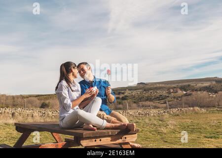 Un jeune couple s'embrasse, embrasse et apprécie de passer du temps ensemble tout en célébrant la Saint-Valentin dans la campagne. J'adore san valentin et R Banque D'Images