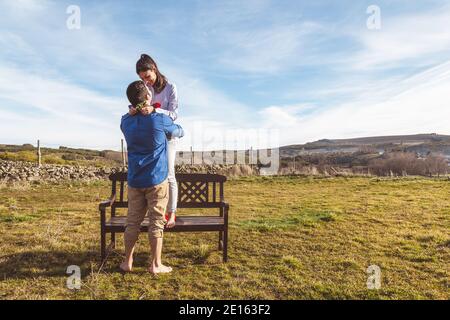 Un jeune couple s'embrasse, embrasse et apprécie de passer du temps ensemble tout en célébrant la Saint-Valentin dans la campagne. J'adore san valentin et R Banque D'Images