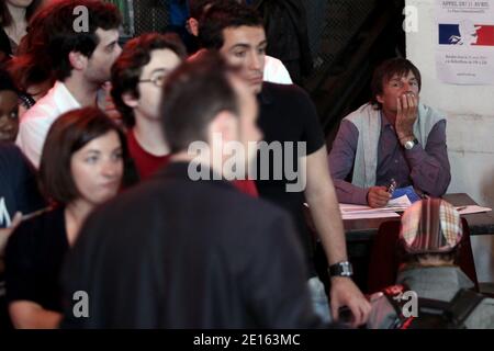 Nicolas Hulot, candidat déclaré pour l'élection présidentielle assiste à un débat organisé par le collectif de "l'appel du 21 avril" à Paris, France, le 21 avril 2011. Ce collectif réclame un candidat unique sur le parti de gauche et demande que tous les candidats ont commencé par un "pacte générationnel". Photo de Stephane Lemouton/ABACAPRESS.COM Banque D'Images