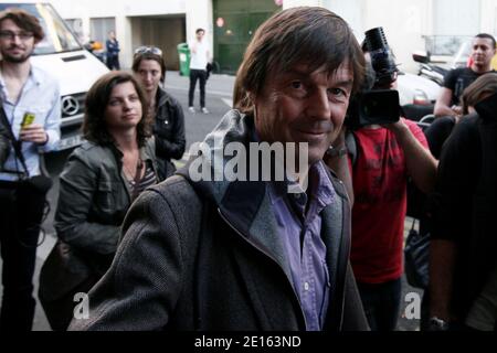 Nicolas Hulot, candidat déclaré pour l'élection présidentielle arrive à un débat organisé par le collectif de "l'appel du 21 avril" à Paris, France, le 21 avril 2011. Ce collectif réclame un candidat unique sur le parti de gauche et demande que tous les candidats ont commencé par un "pacte générationnel". Photo de Stephane Lemouton/ABACAPRESS.COM Banque D'Images