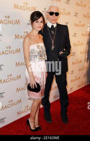 Karl Lagerfeld et Rachel Bilson arrivent à la première sur tapis rouge de la série de films de glace Magnum pendant le Tribeca film Festival à New York, le 21 avril 2011. Photo par Elizabeth Pantaleo/ABACAUSA.COM Banque D'Images