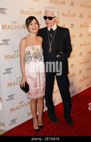 Karl Lagerfeld et Rachel Bilson arrivent à la première sur tapis rouge de la série de films de glace Magnum pendant le Tribeca film Festival à New York, le 21 avril 2011. Photo par Elizabeth Pantaleo/ABACAUSA.COM Banque D'Images