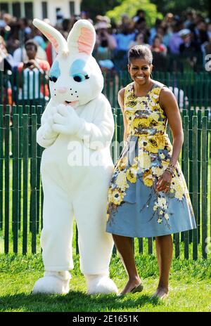 La première dame Michelle Obama se tient à côté d'un lapin géant de Pâques lors de l'année Easter Egg Roll sur la pelouse sud de la Maison Blanche à Washington, DC, Etats-Unis le 25 avril 2011. Le premier rouleau d'œufs de Pâques de la Maison Blanche a eu lieu en 1878, lorsque le président Rutherford Hayes a invité les enfants locaux à rouler des œufs sur la pelouse sud. Photo par Olivier Douliery/ABACAPRESS.COM Banque D'Images