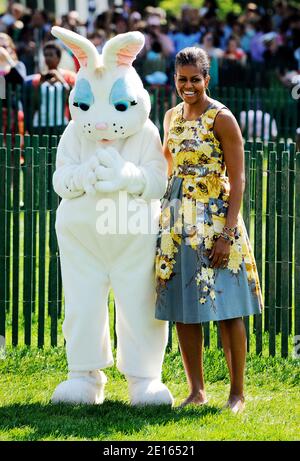 La première dame Michelle Obama se tient à côté d'un lapin géant de Pâques lors de l'année Easter Egg Roll sur la pelouse sud de la Maison Blanche à Washington, DC, Etats-Unis le 25 avril 2011. Le premier rouleau d'œufs de Pâques de la Maison Blanche a eu lieu en 1878, lorsque le président Rutherford Hayes a invité les enfants locaux à rouler des œufs sur la pelouse sud. Photo par Olivier Douliery/ABACAPRESS.COM Banque D'Images