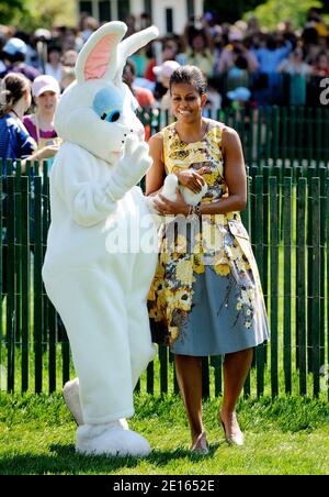 La première dame Michelle Obama se tient à côté d'un lapin géant de Pâques lors de l'année Easter Egg Roll sur la pelouse sud de la Maison Blanche à Washington, DC, Etats-Unis le 25 avril 2011. Le premier rouleau d'œufs de Pâques de la Maison Blanche a eu lieu en 1878, lorsque le président Rutherford Hayes a invité les enfants locaux à rouler des œufs sur la pelouse sud. Photo par Olivier Douliery/ABACAPRESS.COM Banque D'Images