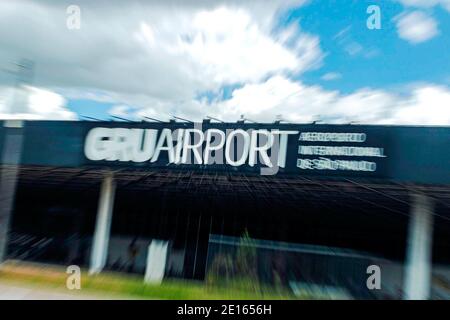 Guarulhos, Sao Paulo, Brésil. 4 janvier 2021. (INT) fermeture de l'embarquement et du débarquement domestiques à l'aéroport de Guarulhos . 4 janvier 2021, Guarulhos, Sao Paulo, Brésil: Le terminal 1, pour l'embarquement et le débarquement, est fermé avec des cônes et des chaînes empêchant l'entrée principale des passagers et des véhicules, alors qu'il n'y a pas d'avertissement sur les routes, ce qui les empêche de se rendre à l'endroit pour le découvrir.Credit: Fepesil/Thenews2 Credit: Fepesil/TheNEWS2/ZUMA Wire/Alamy Live News Banque D'Images