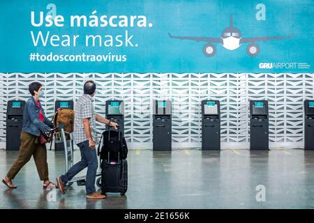 Guarulhos, Sao Paulo, Brésil. 4 janvier 2021. GUARULHOS (SP), 04/01/2021 - MOVIMENTACAO NO AEROPORTO INTERNACIONAL DE GUARULHOS - Na primeira segunda-feira de 2021, a movimentacao no Aeroporto de Guarulhos, e Regular. O terminal 1, para embarque e desembarque domestico, esta fechado com cones e corentes impedindo a entrada principal de passageiros e veicos, porem nao a nenhum aviso nas vias, que mama os mesmos de ir ate o local para descobrir. Credit: Fepesil/TheNEWS2/ZUMA Wire/Alay Live News Banque D'Images
