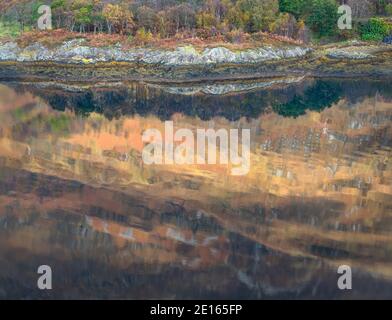 Glencoe; Écosse, automne; automne; fallade; reflet, eau, lac, STILL, calme, couleur, lumière du soleil Loch Leven; loch Banque D'Images