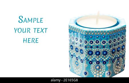 Porte-bougie avec bougies chauffe-plat. Peinture de points. Point Art. Isolé sur blanc. Inscription : échantillon de votre texte. Banque D'Images