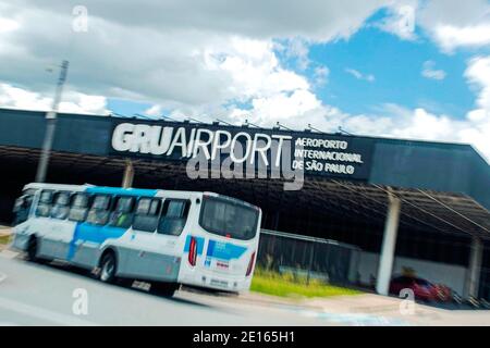 Guarulhos, Sao Paulo, Brésil. 4 janvier 2021. (INT) fermeture de l'embarquement et du débarquement domestiques à l'aéroport de Guarulhos . 4 janvier 2021, Guarulhos, Sao Paulo, Brésil: Le terminal 1, pour l'embarquement et le débarquement, est fermé avec des cônes et des chaînes empêchant l'entrée principale des passagers et des véhicules, alors qu'il n'y a pas d'avertissement sur les routes, ce qui les empêche de se rendre à l'endroit pour le découvrir.Credit: Fepesil/Thenews2 Credit: Fepesil/TheNEWS2/ZUMA Wire/Alamy Live News Banque D'Images