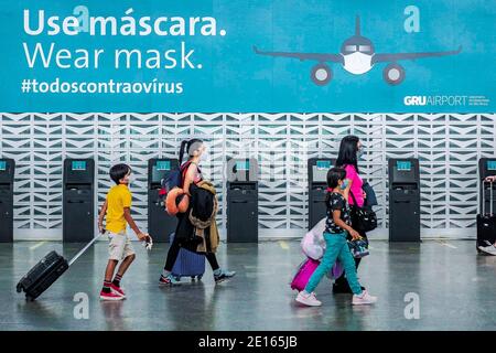 Guarulhos, Sao Paulo, Brésil. 4 janvier 2021. (INT) fermeture de l'embarquement et du débarquement domestiques à l'aéroport de Guarulhos . 4 janvier 2021, Guarulhos, Sao Paulo, Brésil: Le terminal 1, pour l'embarquement et le débarquement, est fermé avec des cônes et des chaînes empêchant l'entrée principale des passagers et des véhicules, alors qu'il n'y a pas d'avertissement sur les routes, ce qui les empêche de se rendre à l'endroit pour le découvrir.Credit: Fepesil/Thenews2 Credit: Fepesil/TheNEWS2/ZUMA Wire/Alamy Live News Banque D'Images