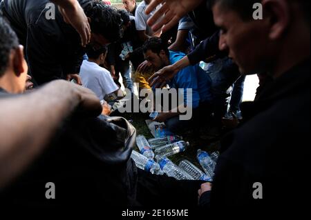 Des centaines de réfugiés tunisiens restent bloqués dans un parc à Paris, France, le 26 avril 2011. Les 200 à 300 Tunisiens qui se sont réunis dans le parc au cours des derniers mois ont fui leur pays d'origine après que l'ancien président Ben Ali ait quitté le pouvoir le 14 janvier, et sont arrivés en France via l'île italienne de Lampedusa, au large de la côte nord-africaine. Au cours des dernières semaines, les autorités françaises ont refusé de laisser les migrants tunisiens traverser la frontière italienne. Le fossé diplomatique entre la France et l'Italie s'est creusé lorsque la France a temporairement suspendu une liaison ferroviaire pour empêcher un train transportant des Tunisiens et des rp Banque D'Images