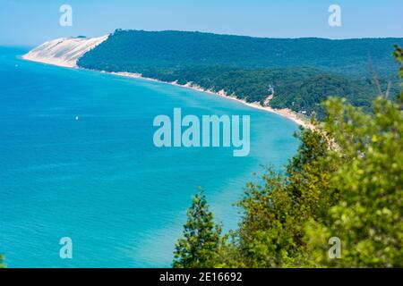 Lac Michigan vue sur le rivage depuis les collines Banque D'Images