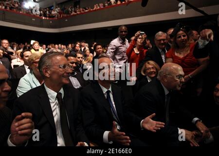 Député socialiste français de Correze et candidat aux élections primaires socialistes pour l'élection présidentielle de 2012, François Hollande a flanqué les socialistes français Stephane le Foll et Michel Sapin à Clichy-la-Garenne, en dehors de Paris, France, le 27 avril 2011. Photo de Stephane Lemouton/ABACAPRESS.COM Banque D'Images