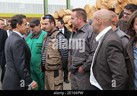 Le président français Nicolas Sarkozy visite une scierie dans le quartier industriel de Tra-le-Bos à Egletons, Corrèze, dans le centre de la France, le 28 avril 2011. Photo de Thierry Chesnot/Pool/ABACAPRESS.COM Banque D'Images